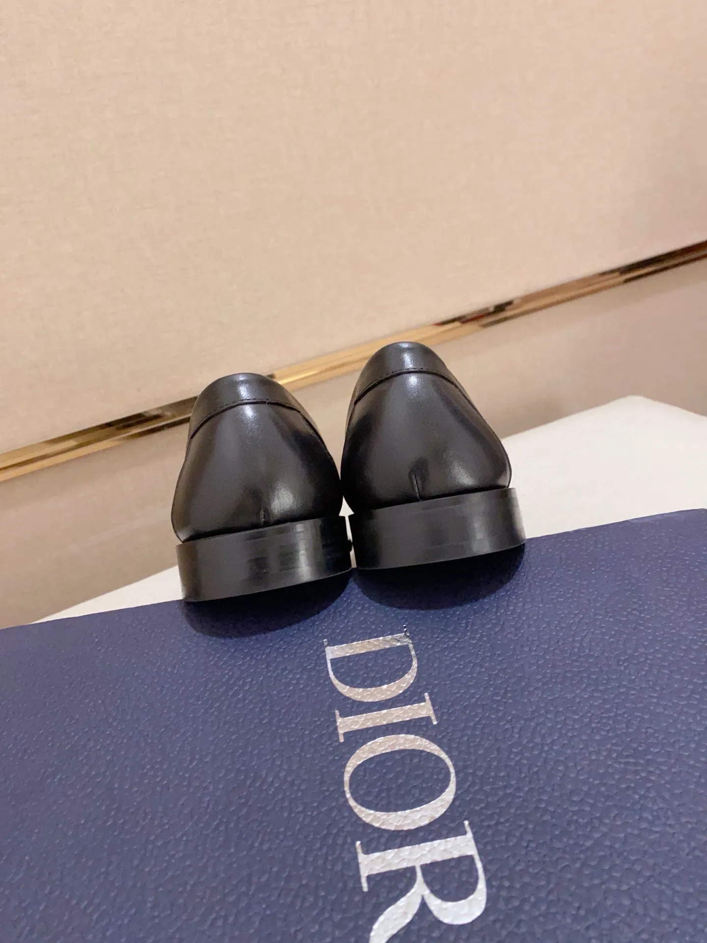 Factory price: 270 men's shoes 💰 High-end version of Dior Dior's new series. Famous actors and Internet celebrities wear super popular designs. They are designed with the sculptures of French artist Niki de Saint Phalle as rings. Material: Imported original material ➕Painted cowhide Foot pads: cowhide Outsole: Rubber outsole Men's shoe size: 38~44 Can be customized to size 45
